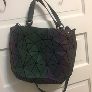 Color changing geometric bag